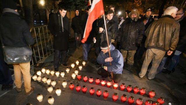 Kilkadziesiąt osób na demonstracji przed domem Kiszczaka